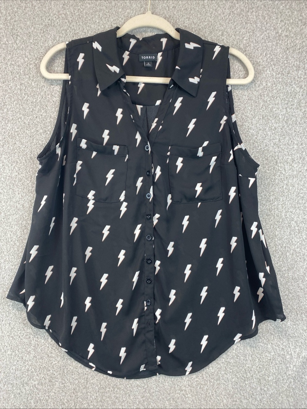 Torrid Madison Blouse Sleeveless Shirt Size 0 (12) Black Lightning Bolt Button